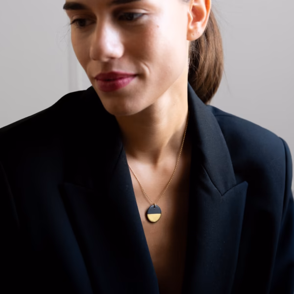 Collier en grès noir et or Calypso – Image 3